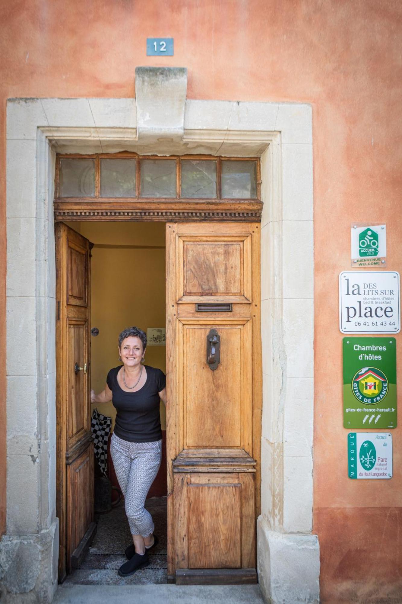 Des Lits Sur La Place Hérépian Esterno foto